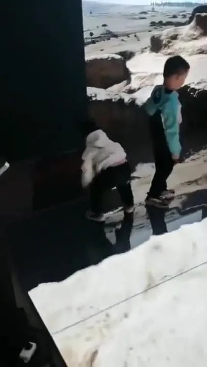 Малыш скользит по льду