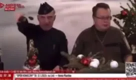 Мужчина дирижирует под музыку