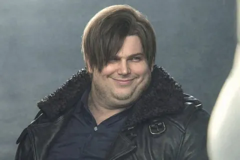Самодовольный мужчина в кожанке