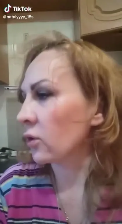 Женщина эмоционально рассказывает