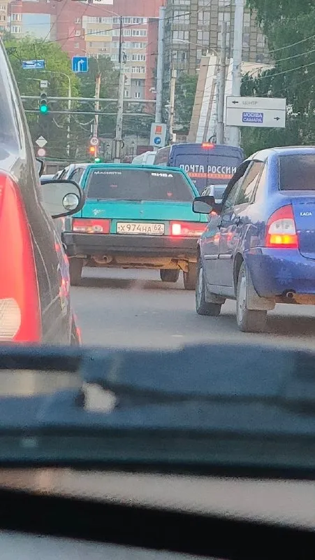 Старая Лада в городском потоке