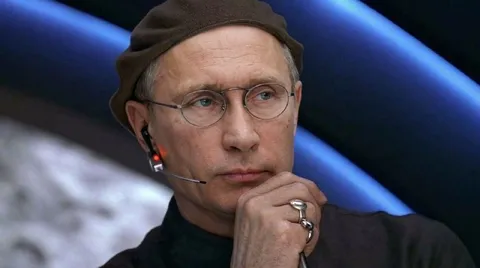 Путин задумчиво слушает