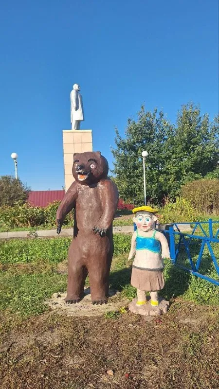 Медведь и девочка у памятника