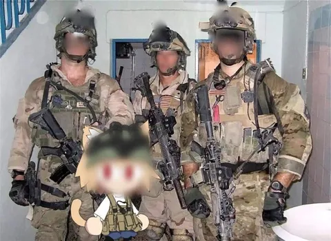 Маленький солдат среди военных