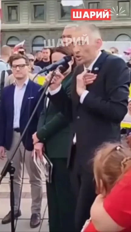 Эмоциональная речь у микрофона
