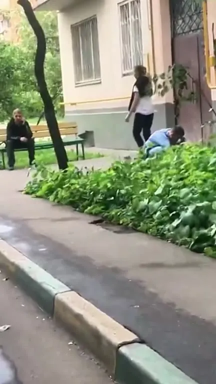 Мужчина крадётся в кустах