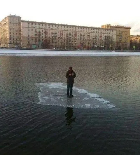 Человек на льдине