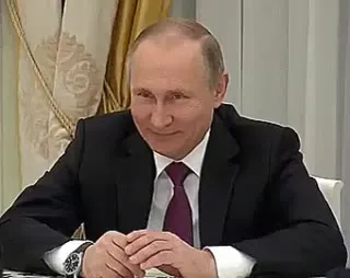 Путин сначала улыбается, потом смотрит строго