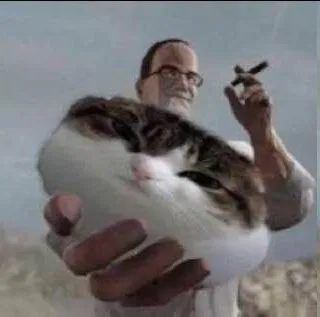 Мужчина держит огромного кота