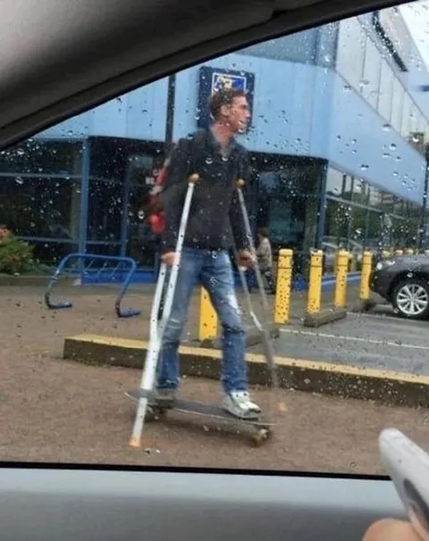Скейтборд на костылях под дождём