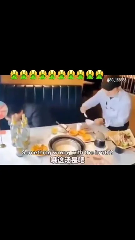 餐桌上把汤吐了出来
