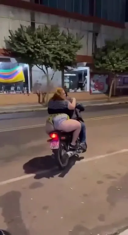 Падение с мопеда вдвоём