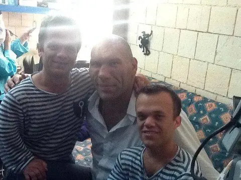Три друга в одинаковых тельняшках