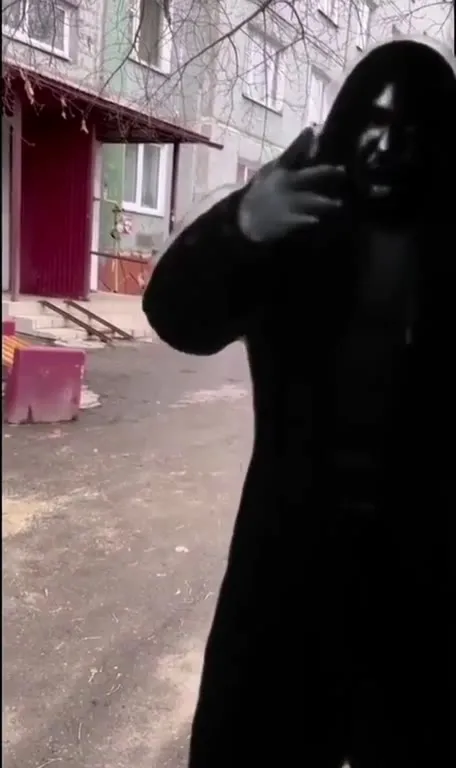 Черная фигура идет навстречу