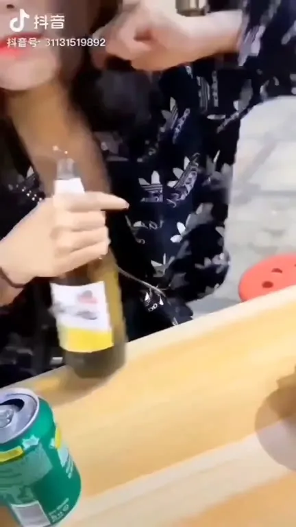 Как открыть бутылку пива