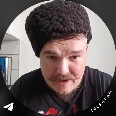 Мужчина ест лапшу из стакана