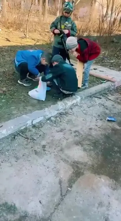 Дети ищут клад во дворе