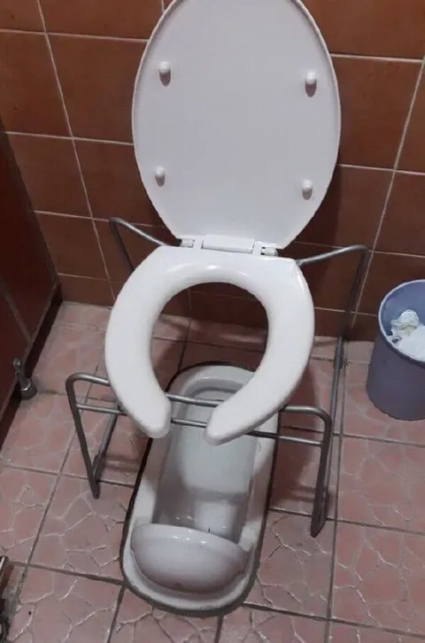 Туалет с неожиданной конструкцией