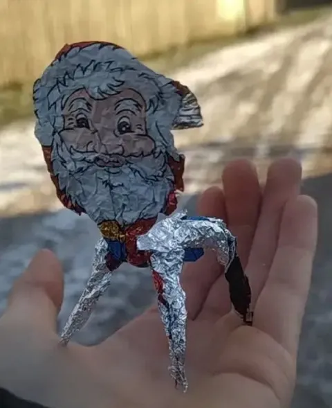 Фольговый человечек на ладони