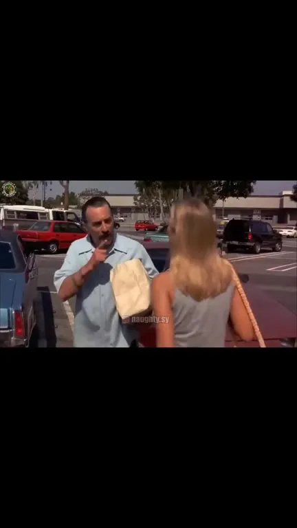 Мужчина объясняет женщине