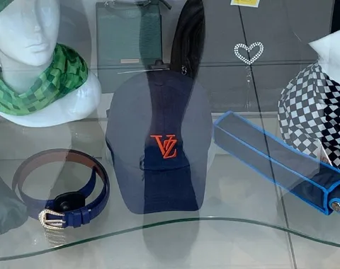 Витрина с логотипом Louis Vuitton