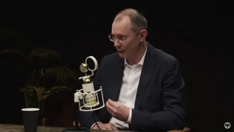 Зампред ЦБ изучает лор Вархаммера