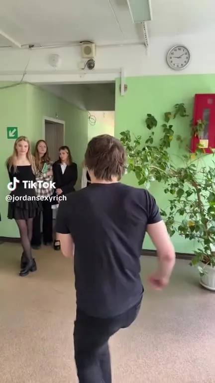 Танец превращается в гимнастику