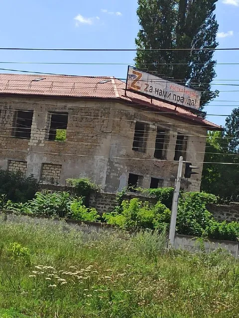 За нами прада на развалинах