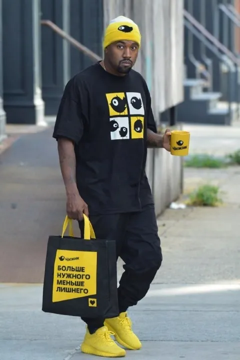 Кanye West с пакетами Чижика