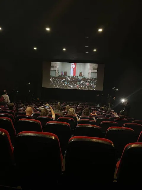 Кинотеатр смотрит заседание парламента