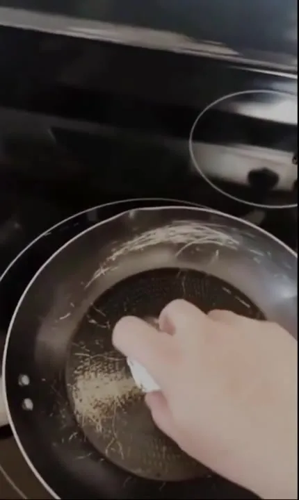Яйцо не прилипло к сковороде