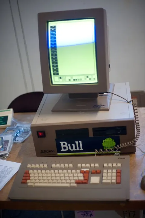 Старинный компьютер Bull