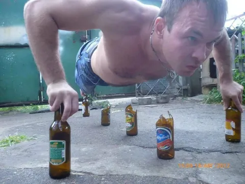 Отжимания на пивных бутылках