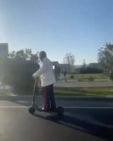 Дедушка на электросамокате