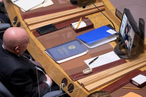Чиновник смотрит на экран