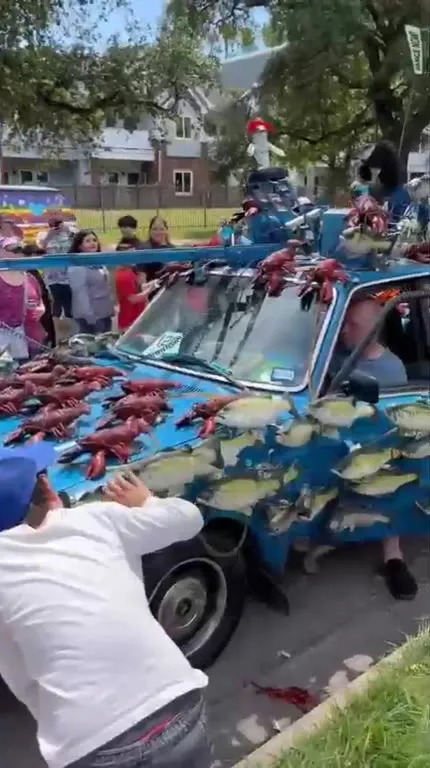 Рыбный автомобиль на параде