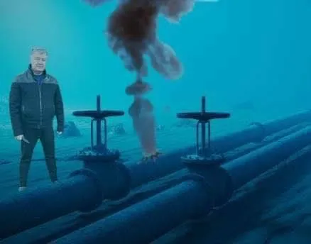 Мужчина под водой у труб