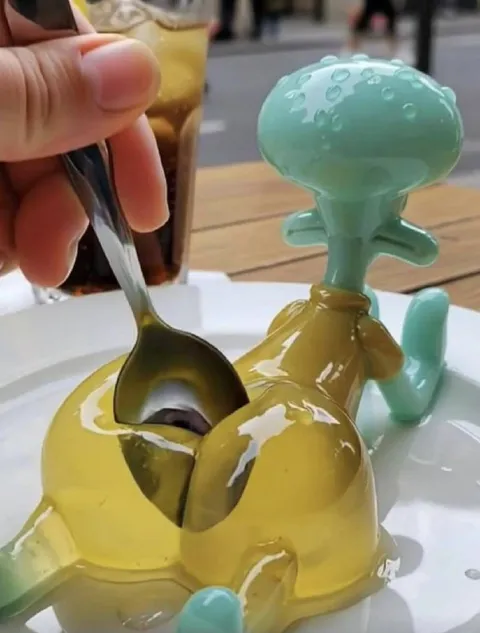 Ложка разрушает желейного человечка