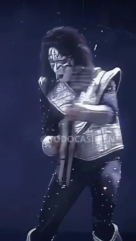 Гитарист KISS в огненном соло