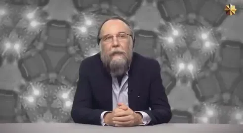 Александр Дугин за меняющимся фоном