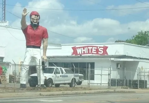 Гигант у магазина White's