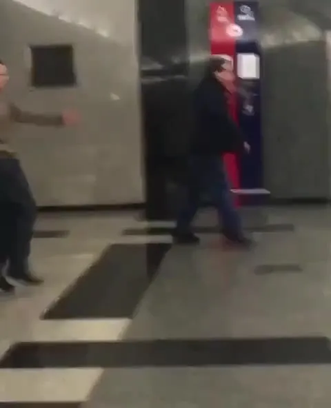 Скрипач и танцующие пассажиры