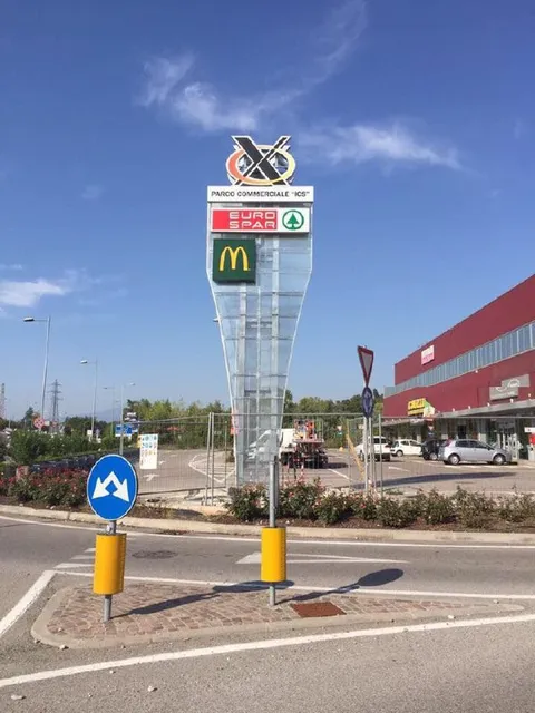 L'insegna commerciale a forma di X