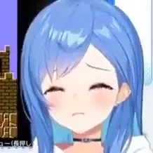 泣きそうなのに笑う女の子