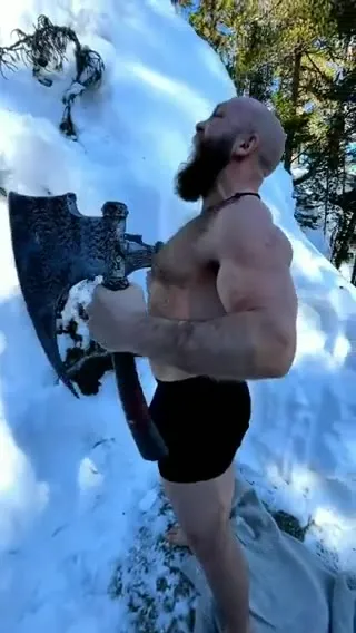 Викинг прыгает в снежную яму