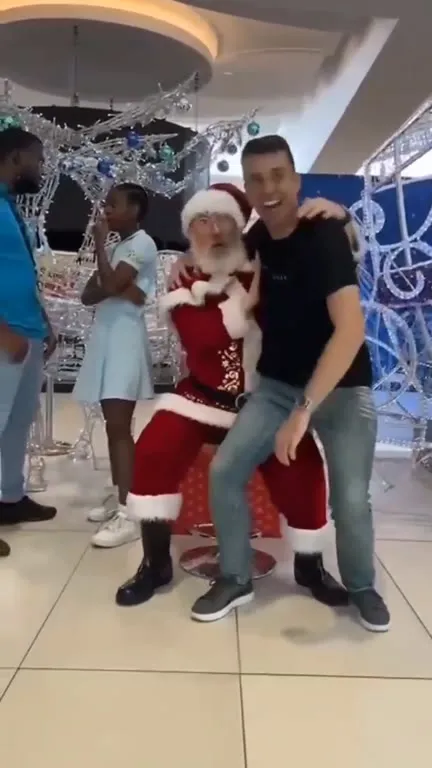 Санта не выдержал гостя
