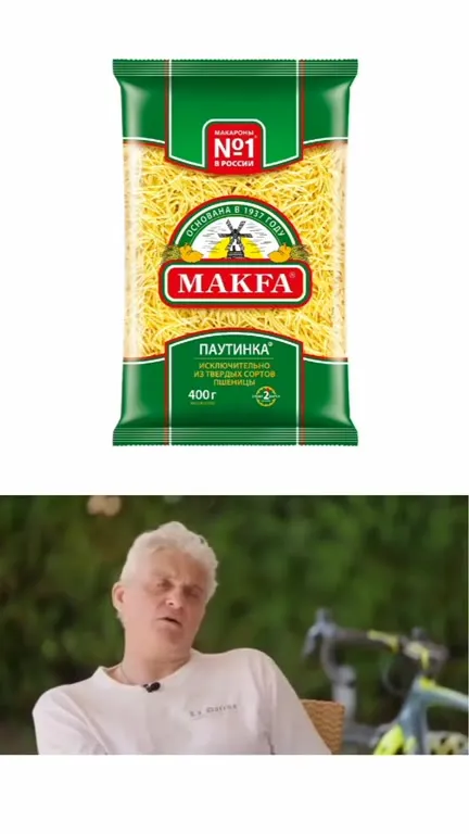 Мужчина оценивает макароны