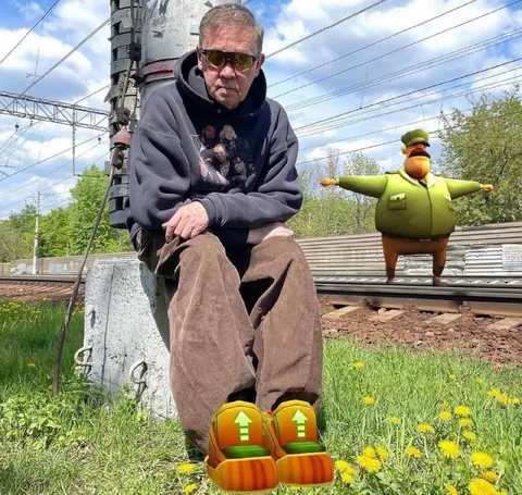 Мужчина в огромных ботинках