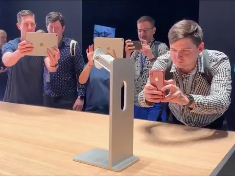 Все фотографируют планшеты
