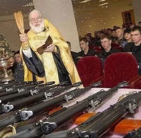 Священник освящает винтовки
